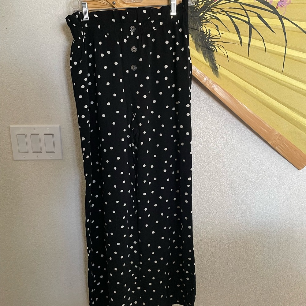 Black/white polka dot flowy pants, elastic waist. Xhiliration brand size medium.